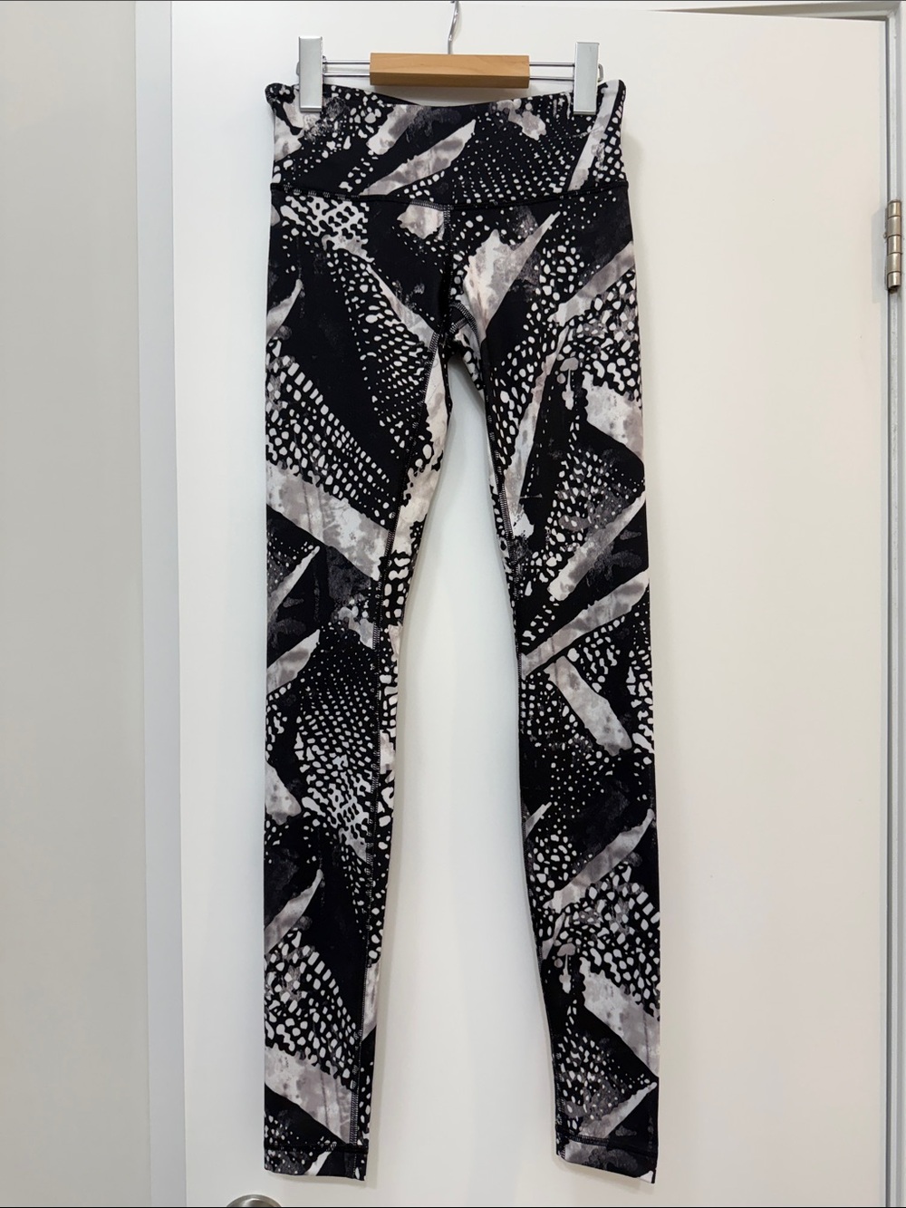 Lululemon Wunder Under Leggings Black and white Patterned size 4